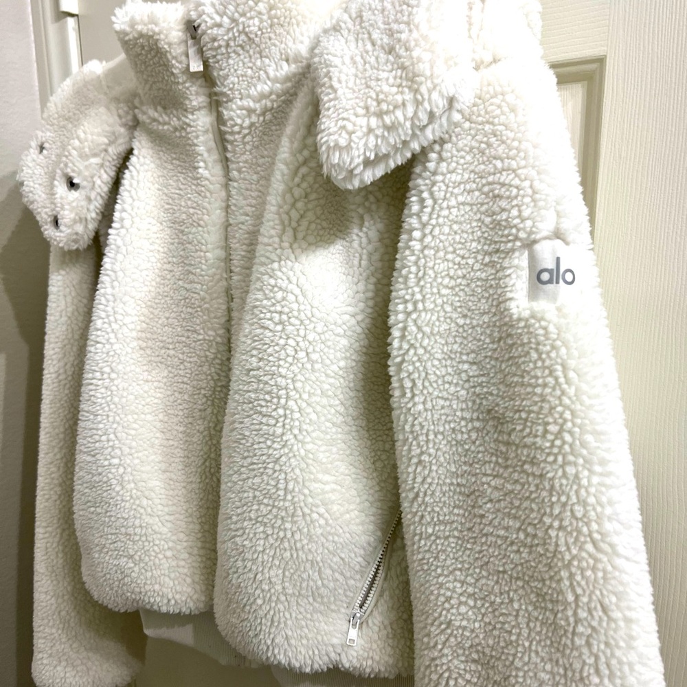 Alo Yoga Fur jacket with removable hoodie. Size S, Like new.